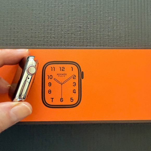 Apple Hermes Watch Series 9, GPS+Cellular, 41mm Stainless Steel Case - Picture 6 of 9